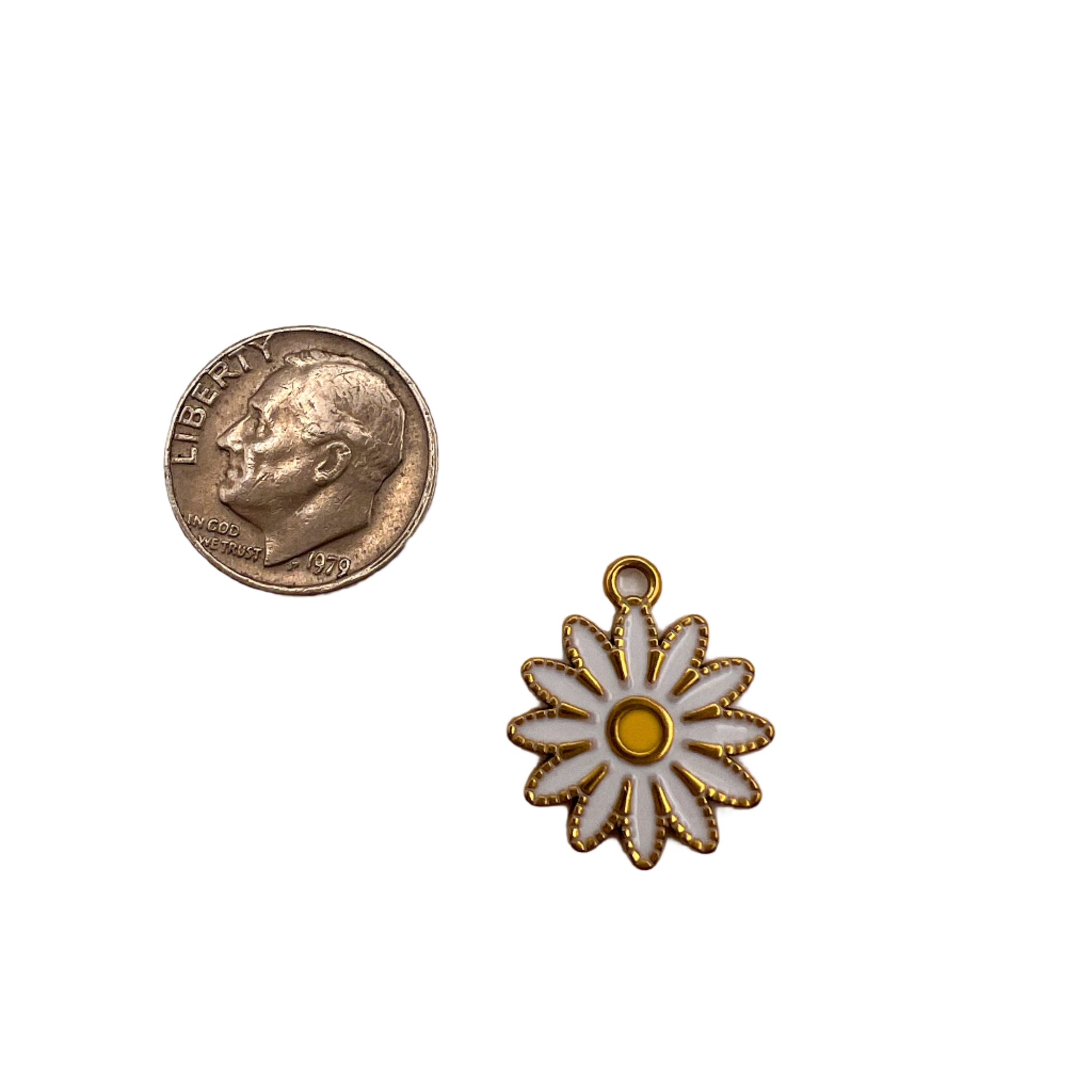 Gold daisy-shaped pendant 